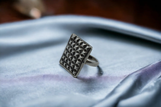 Ananya Contemporary Elegance Ring